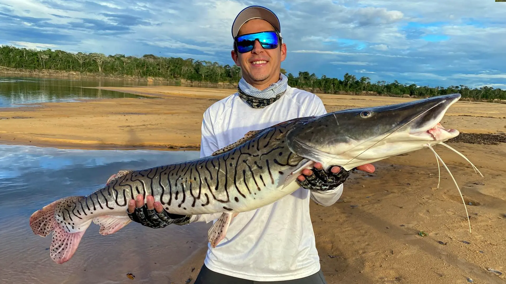 Tomo River Catfish Fly or lure fish the Tomo River in Colombia for large catfish and stay at Akuani Floating Camp.