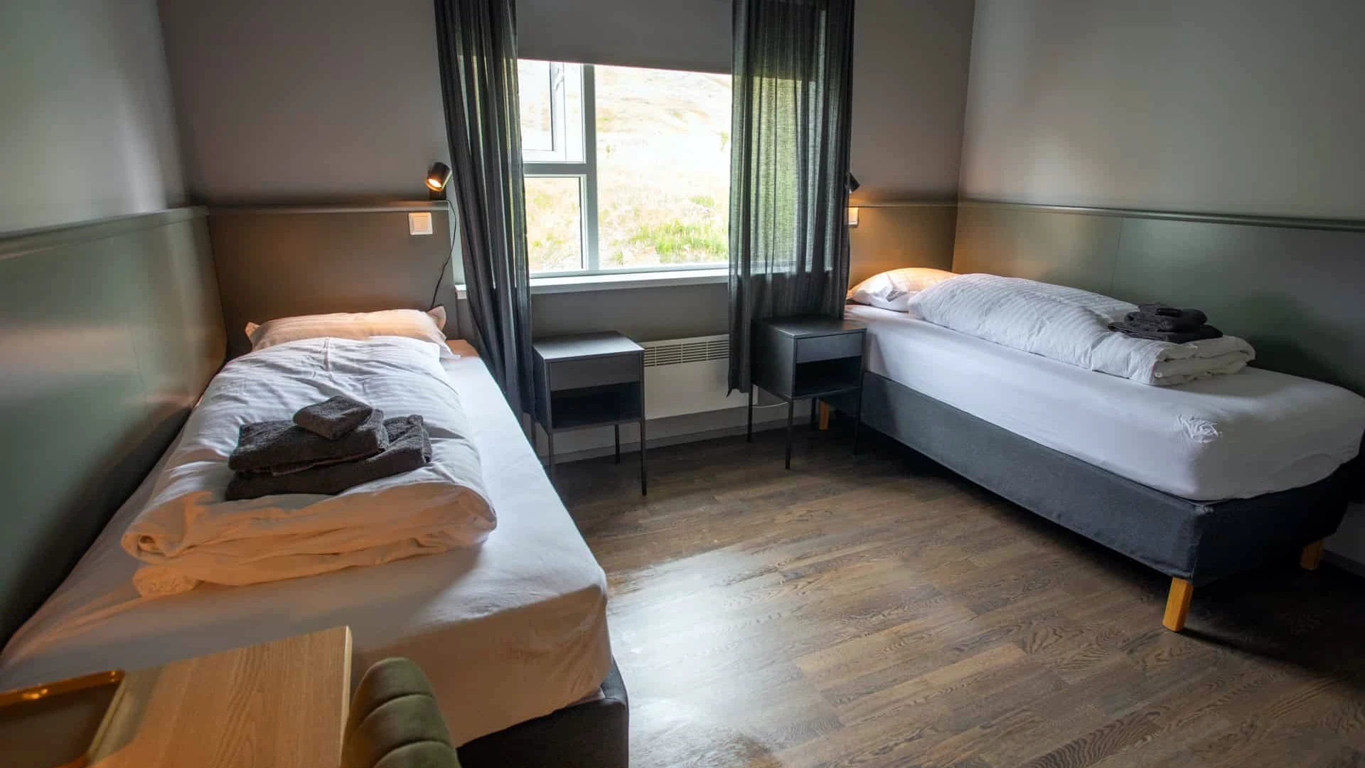Long Valley Lodge has 12 bedrooms with a twin or double bed and a private bathroom with a shower.