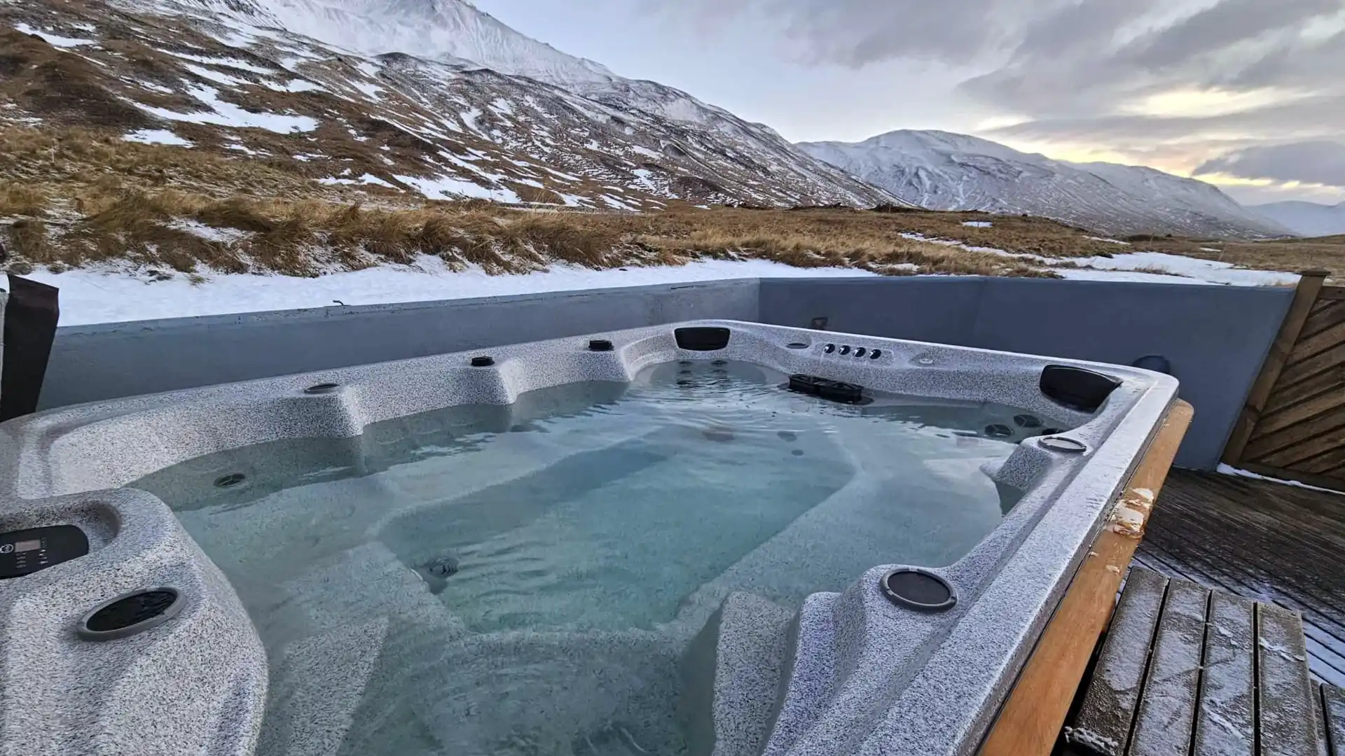 The hot tub at Long Valley Lodge has mountain views.