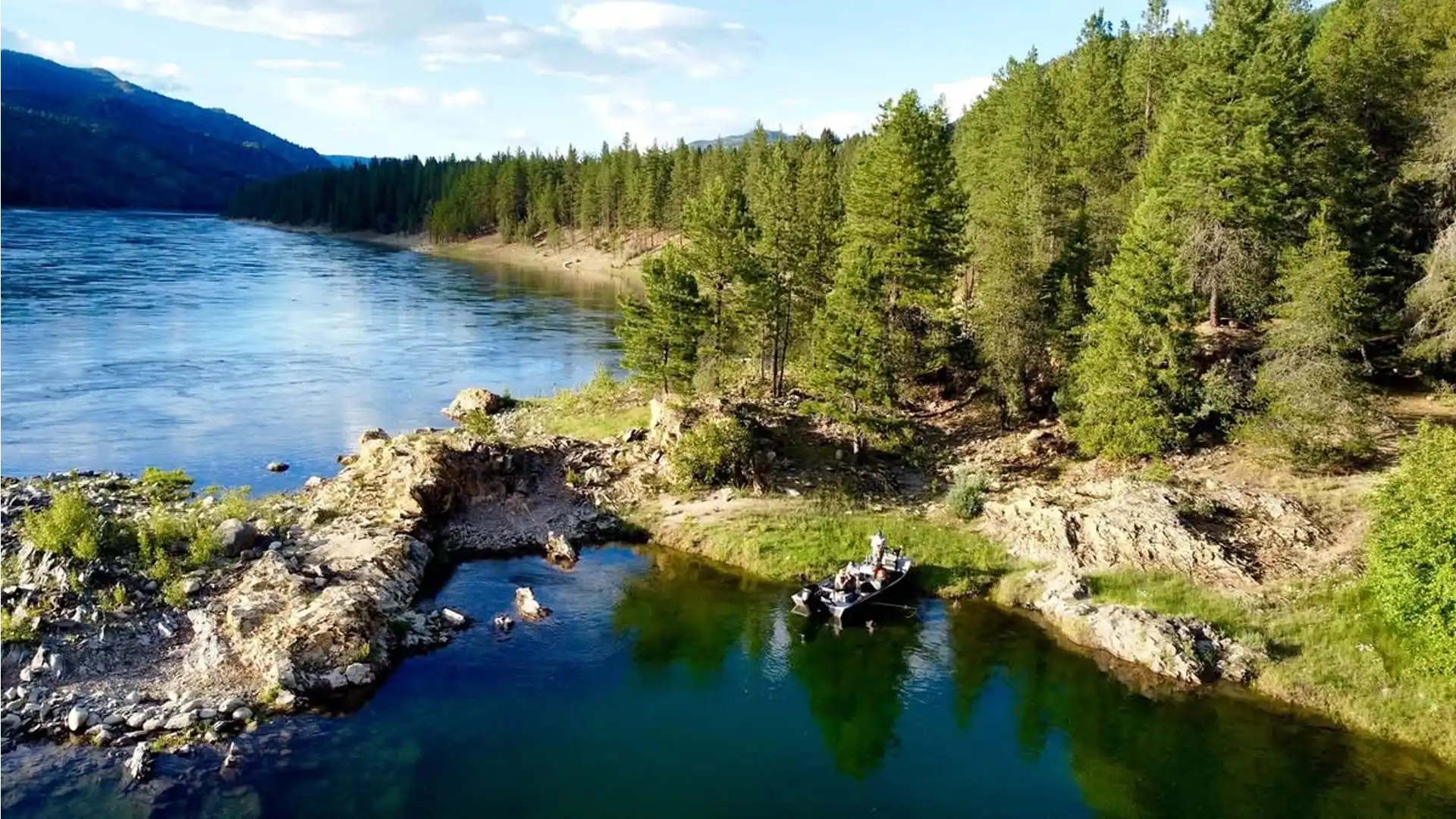 Jet Boat Fishing Fly fish the Columbia River and stay at Black Bear Lodge in northeast Washington.